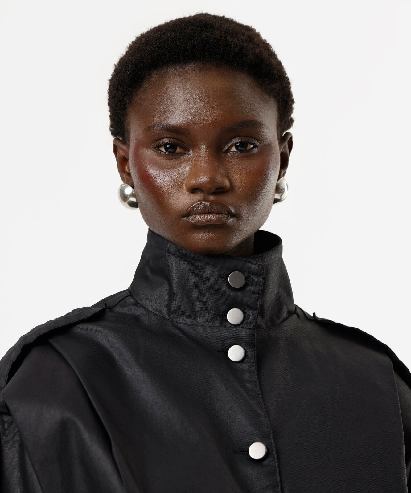 jaqueta bomber feminina de sarja resinada gola funnel neck com pregas preta