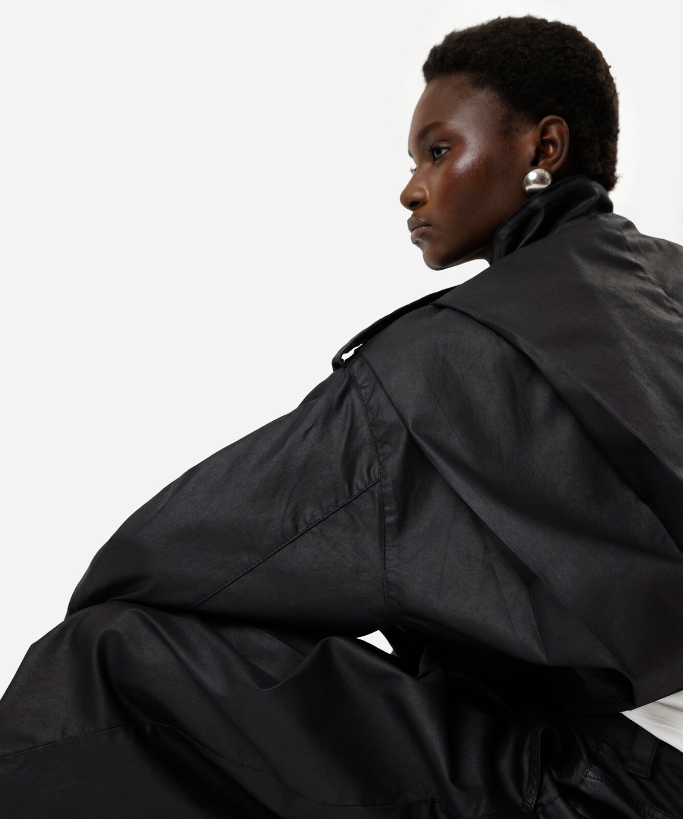 jaqueta bomber feminina de sarja resinada gola funnel neck com pregas preta