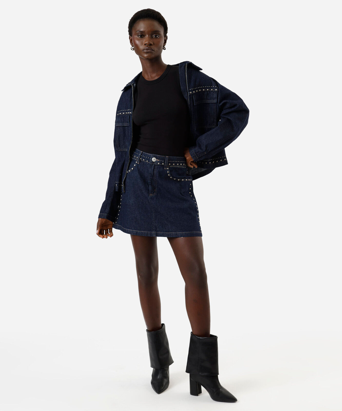 minissaia feminina jeans com tachas cintura média azul