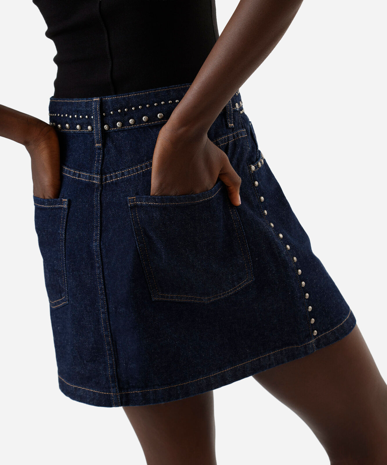 minissaia feminina jeans com tachas cintura média azul