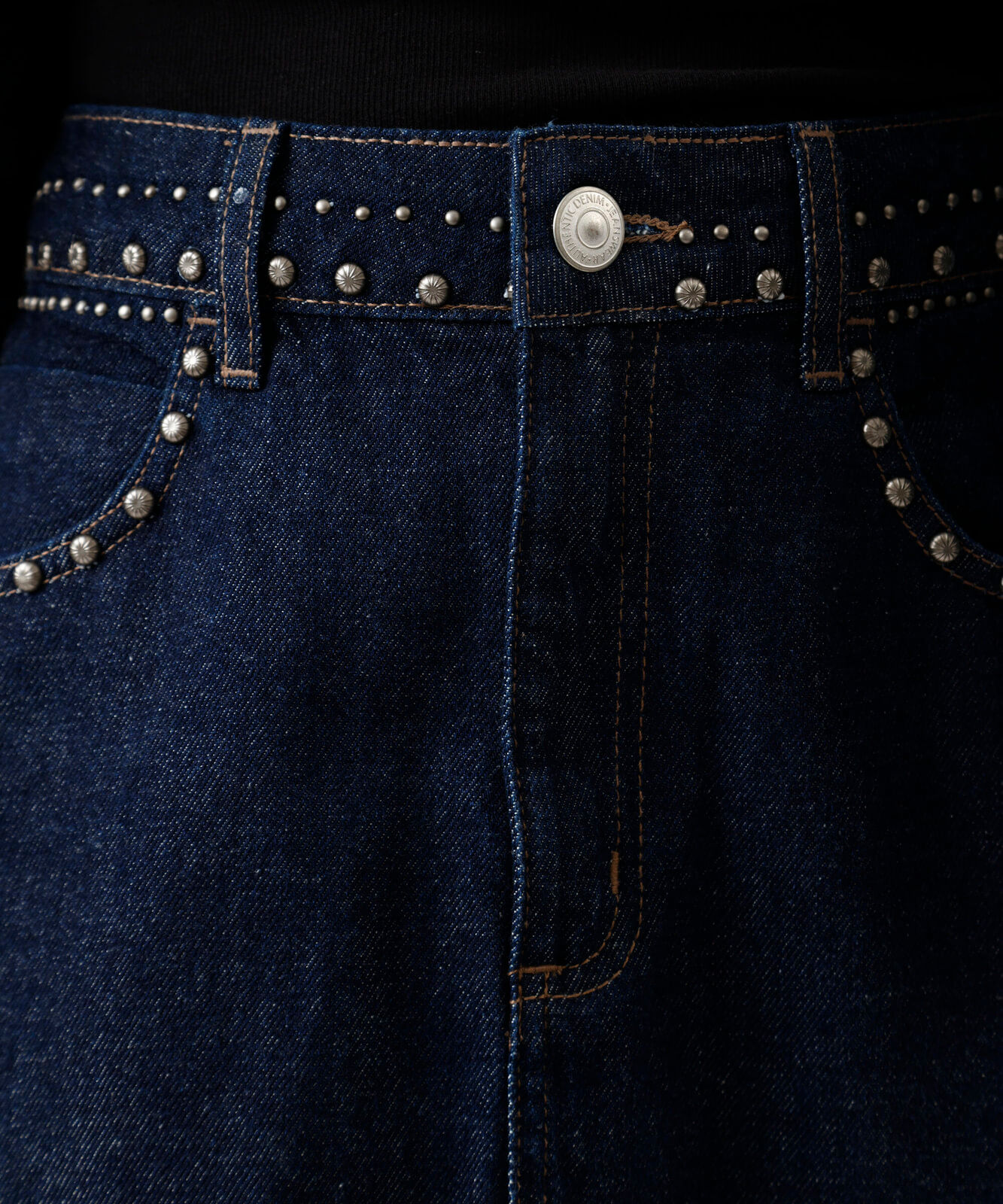 minissaia feminina jeans com tachas cintura média azul