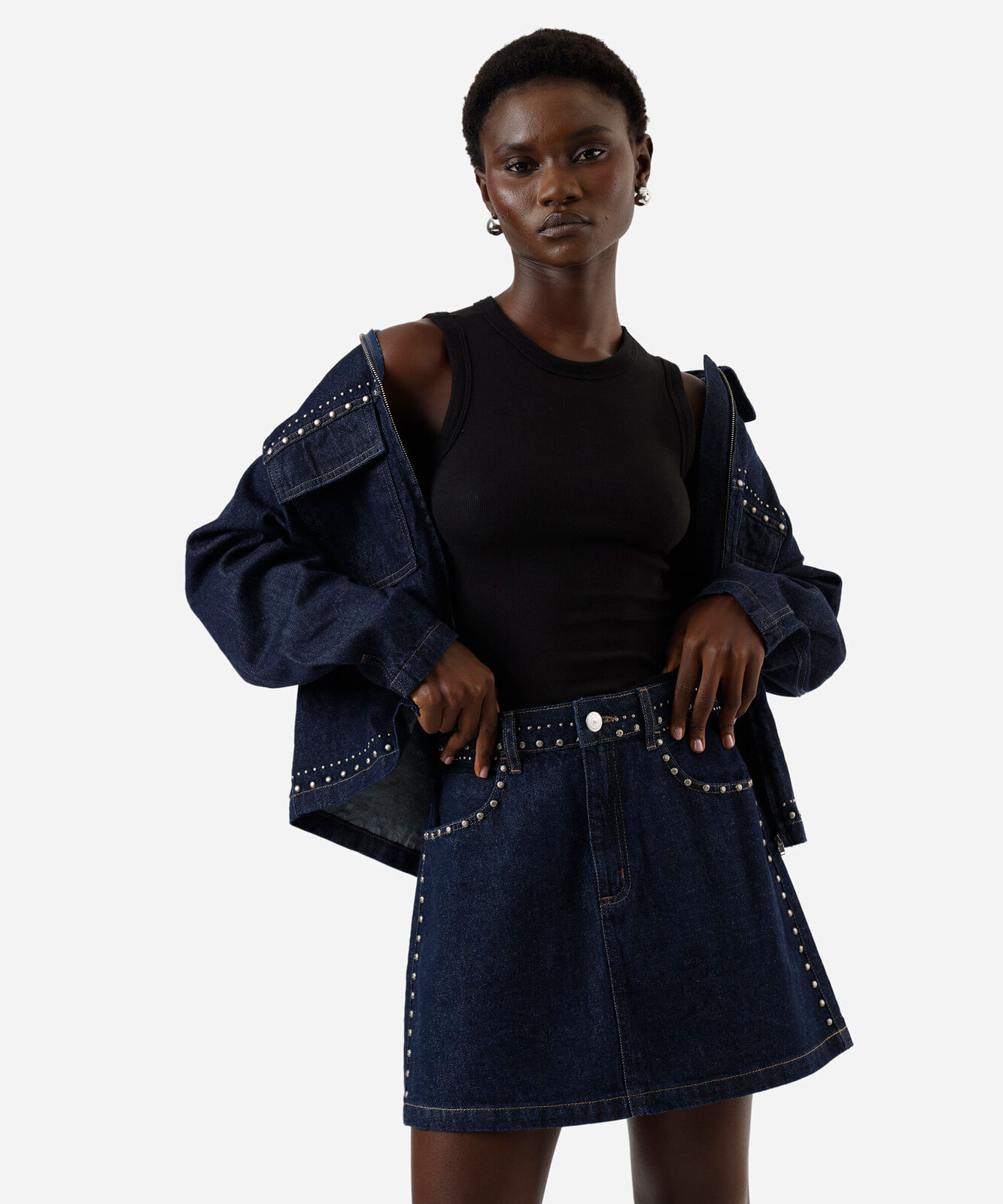 minissaia feminina jeans com tachas cintura média azul