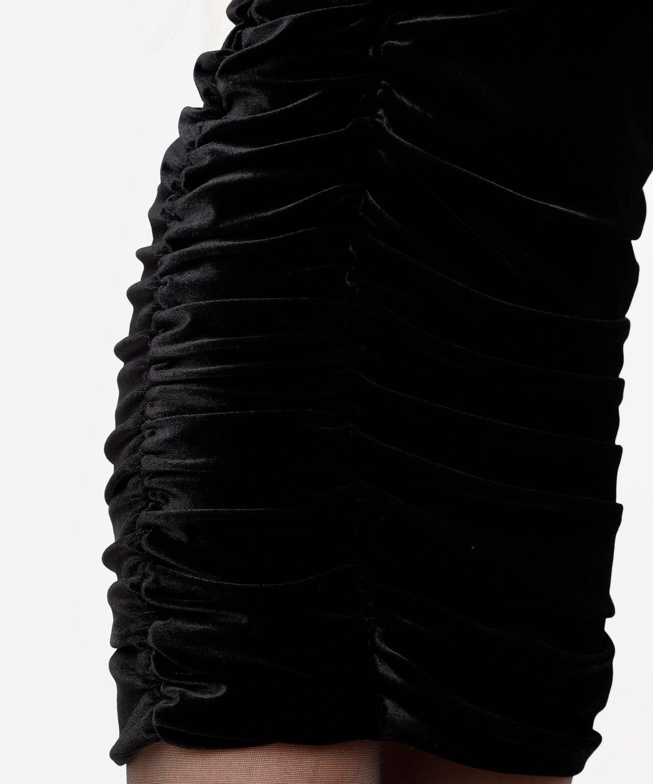 vestido curto feminino de veludo decote v manga longa franzido preto