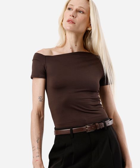 blusa feminina manga curta assimétrica em malha marrom
