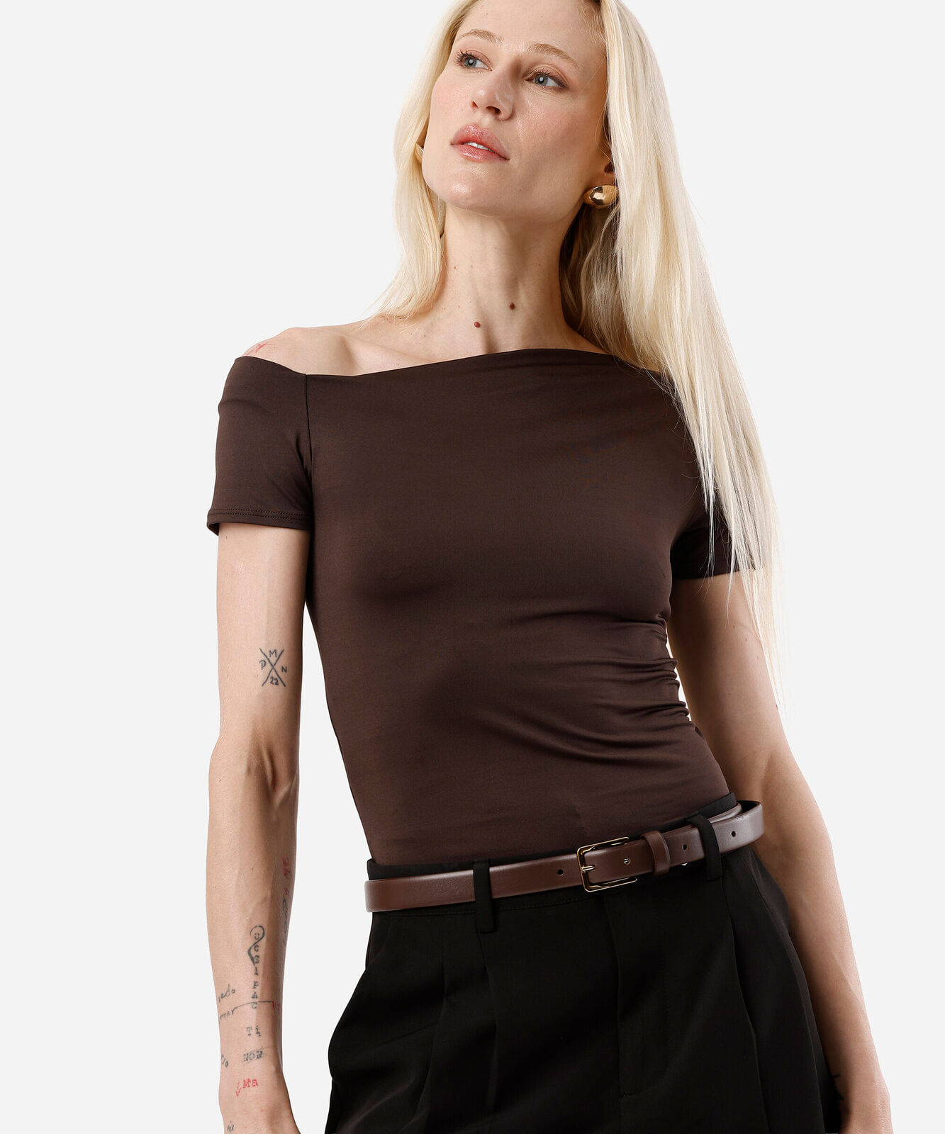 blusa feminina manga curta assimétrica em malha marrom