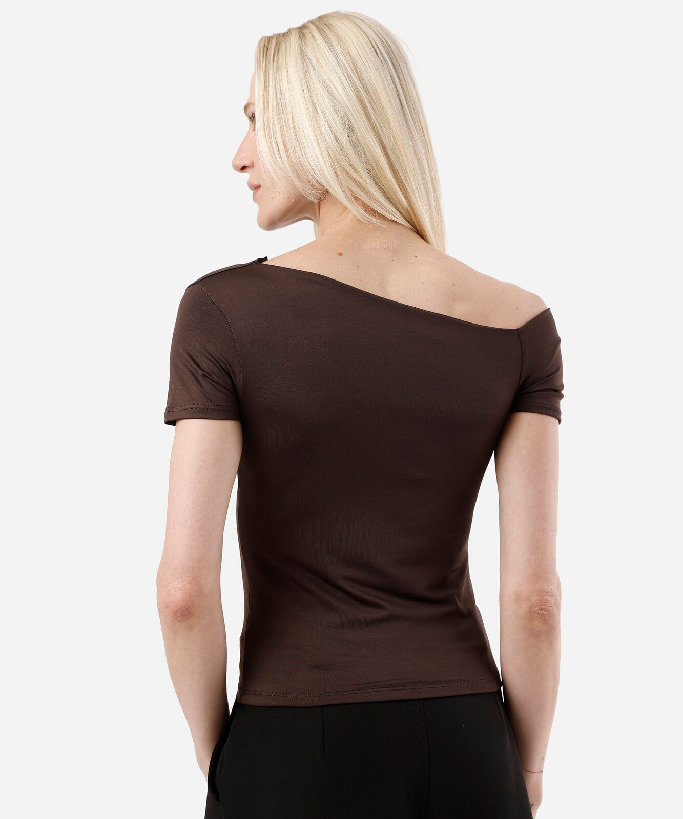 blusa feminina manga curta assimétrica em malha marrom