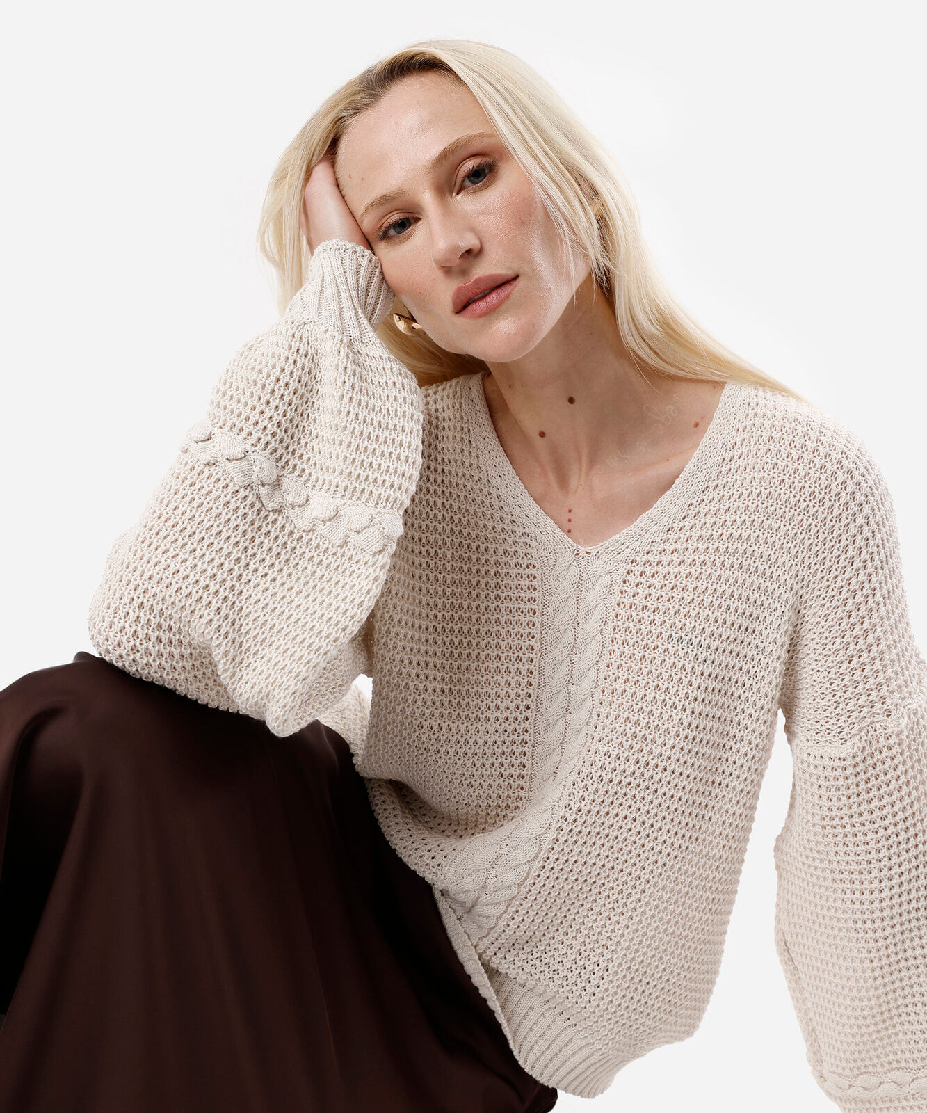 suéter feminino de tricot decote v texturizado bege