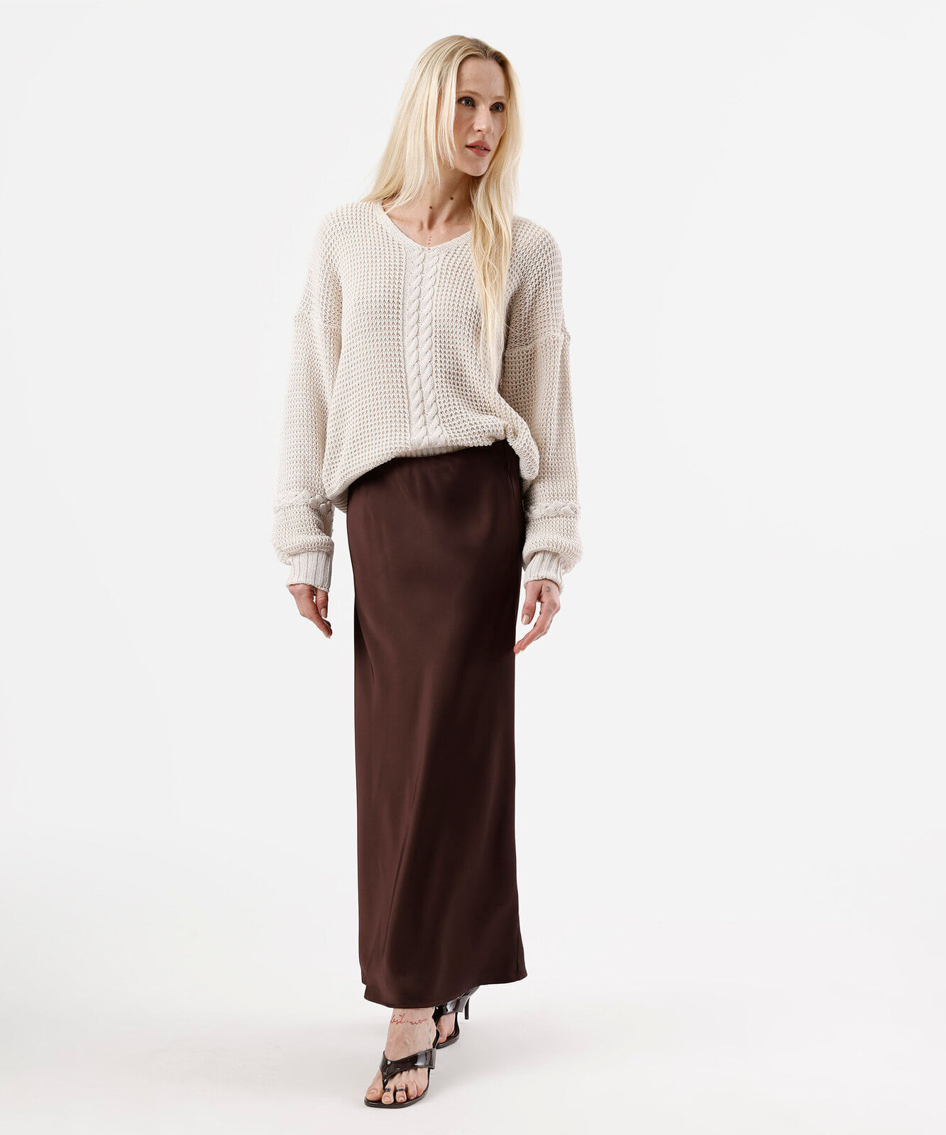 suéter feminino de tricot decote v texturizado bege