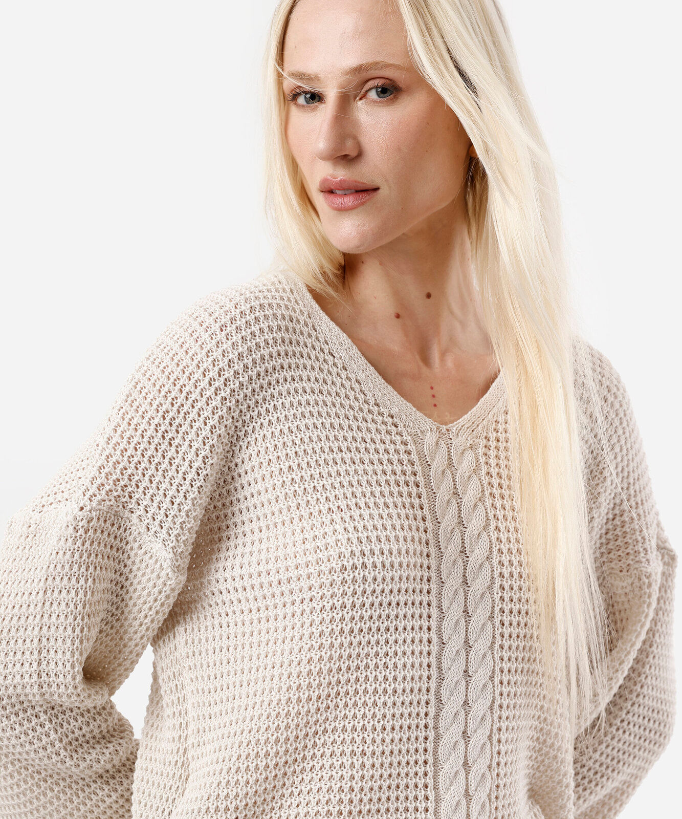 suéter feminino de tricot decote v texturizado bege