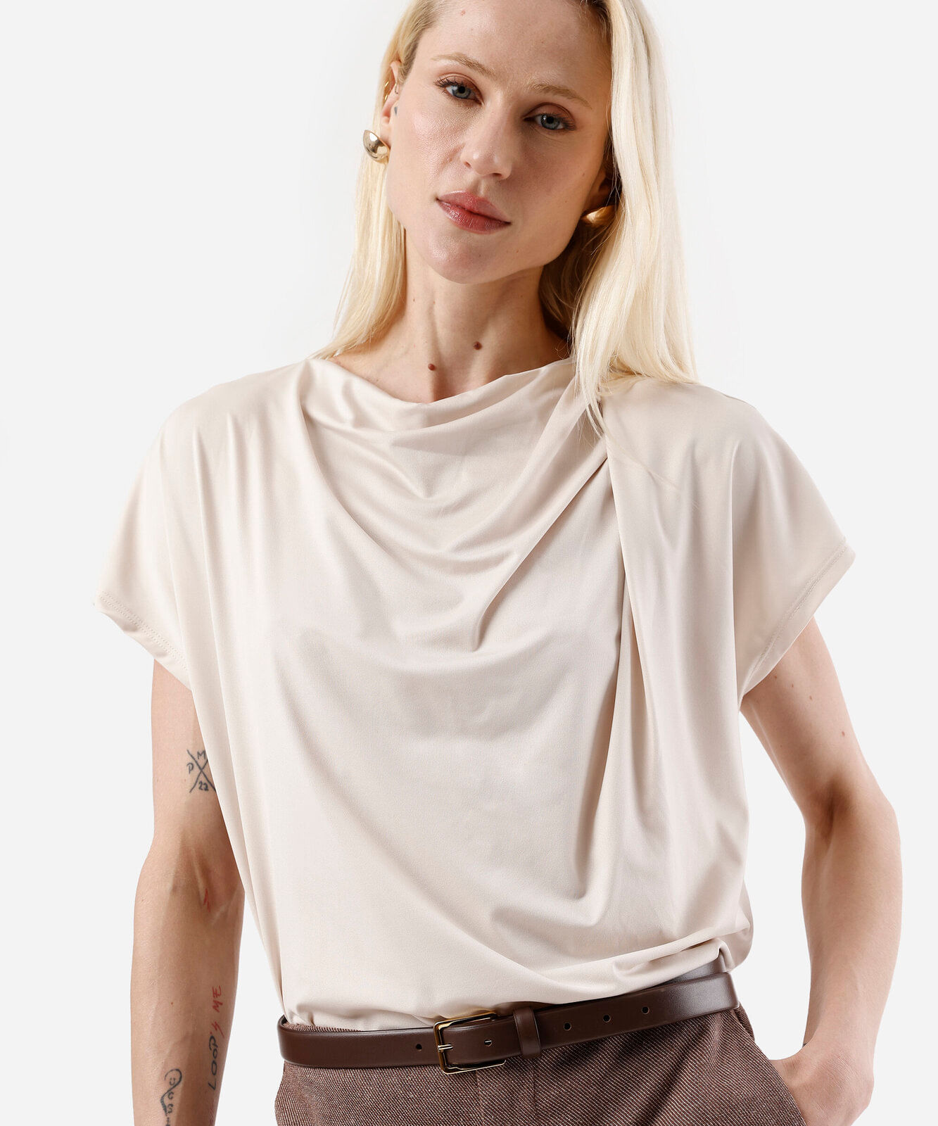 blusa feminina manga curta franzida bege