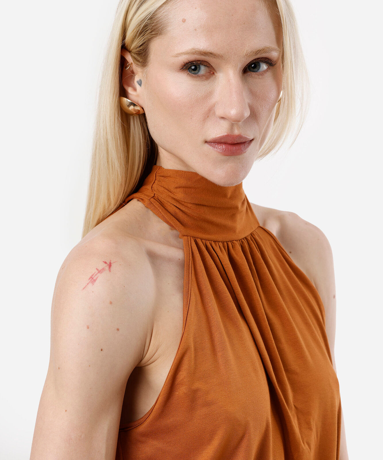 blusa feminina de viscose halterneck com amarração laranja