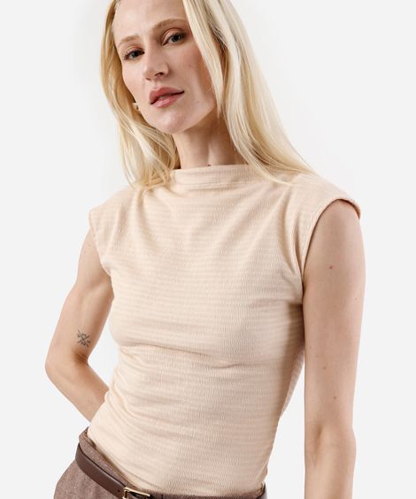 regata feminina com viscose decote canoa texturizada bege