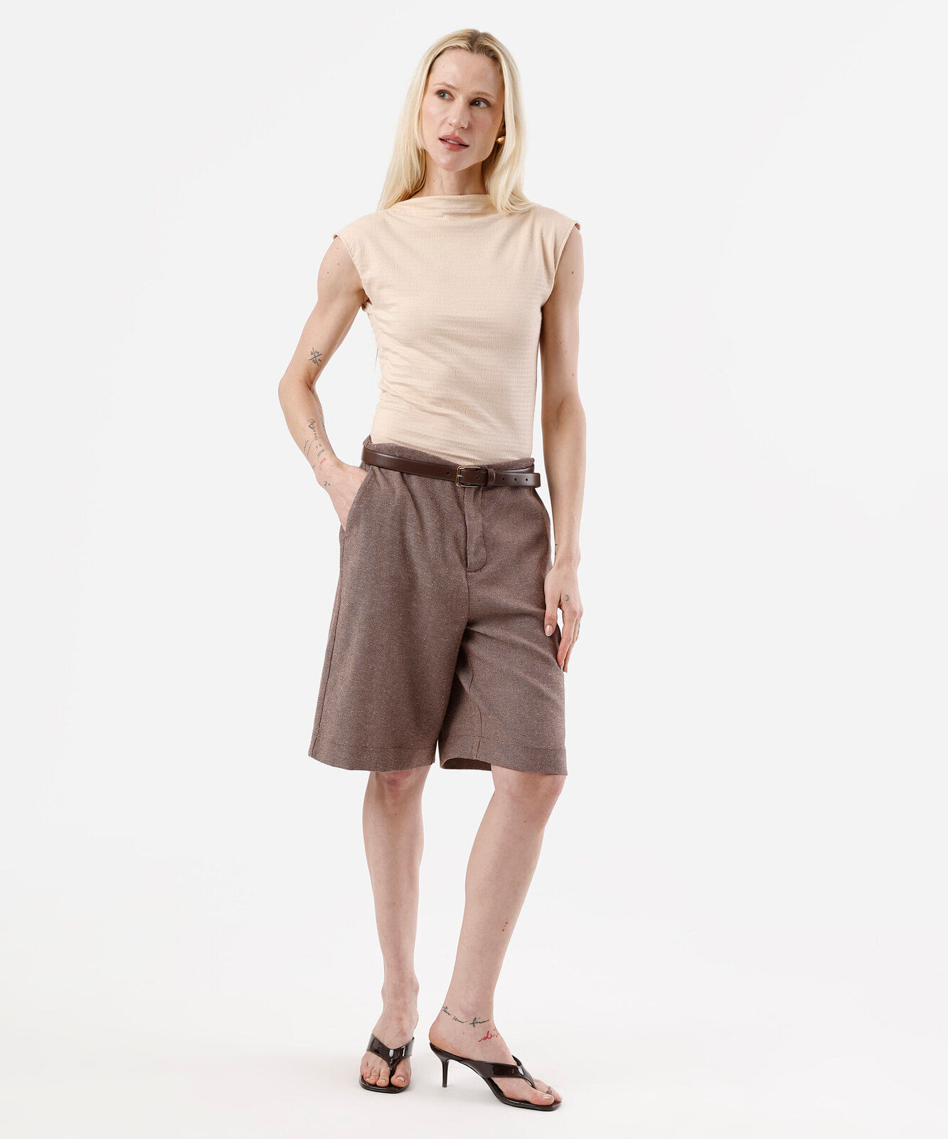 regata feminina com viscose decote canoa texturizada bege