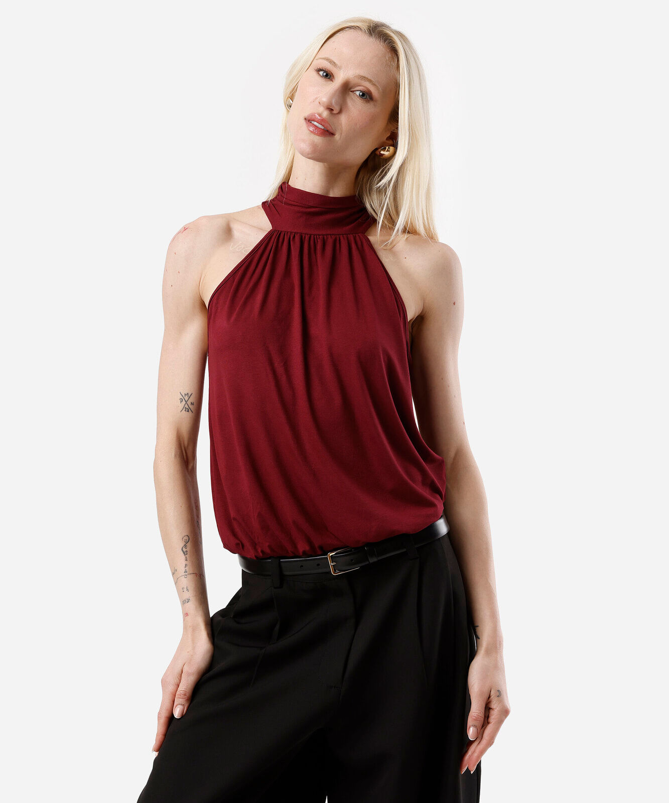 blusa feminina de viscose halterneck com amarração vinho