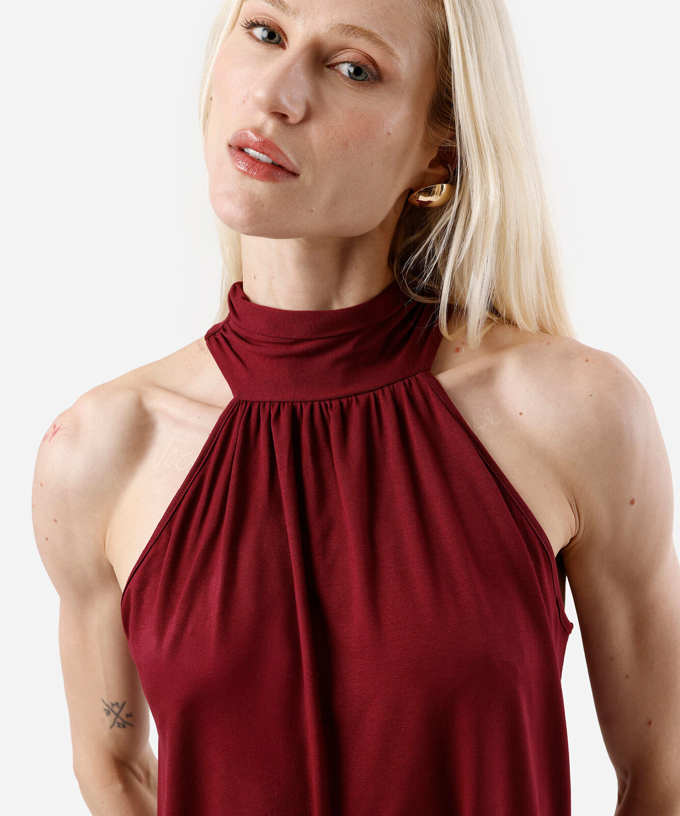 blusa feminina de viscose halterneck com amarração vinho