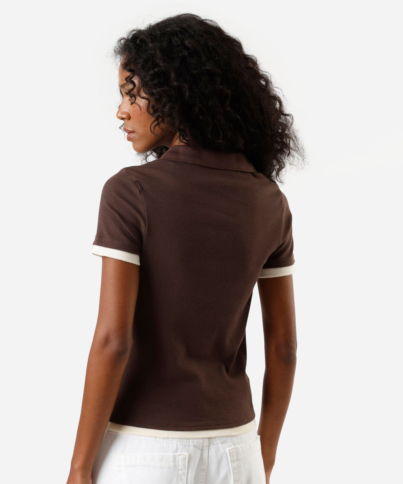 polo feminina de algodão com zíper manga curta canelada marrom