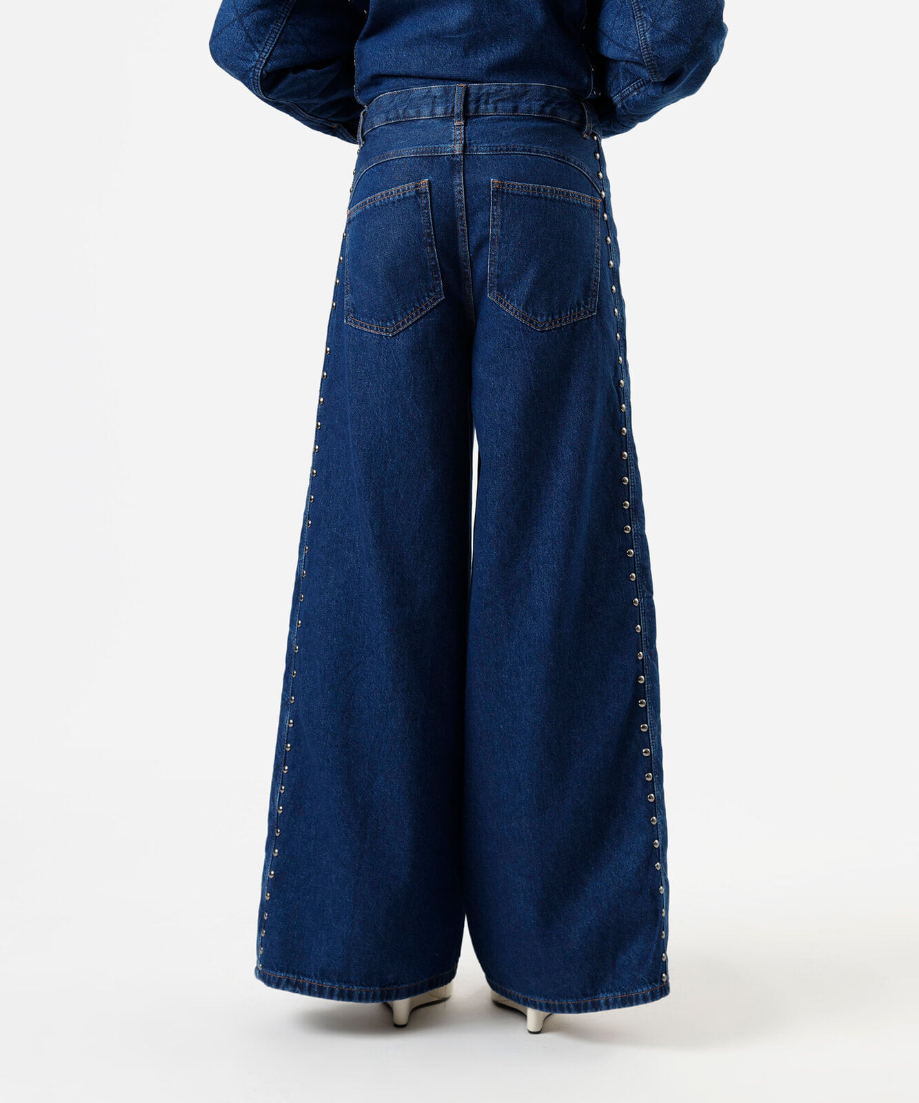 calça super wide leg feminina jeans matelassê com tachas cintura média azul