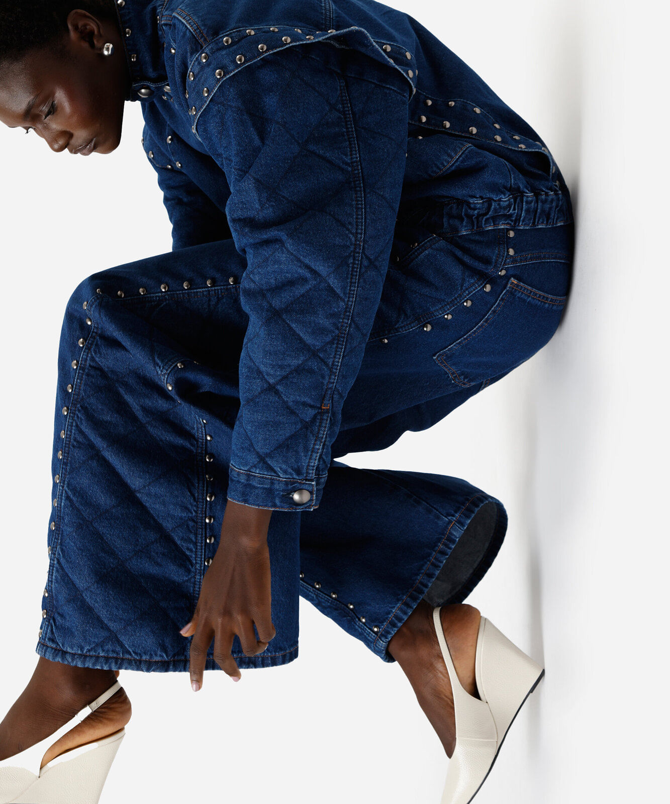 calça super wide leg feminina jeans matelassê com tachas cintura média azul
