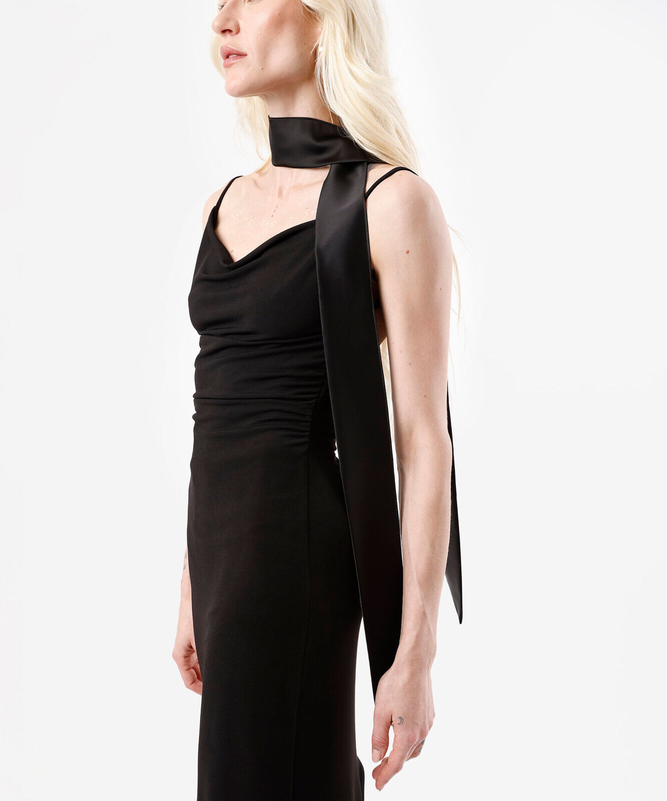 vestido midi alça fina feminino decote degagê com fenda e lenço preto