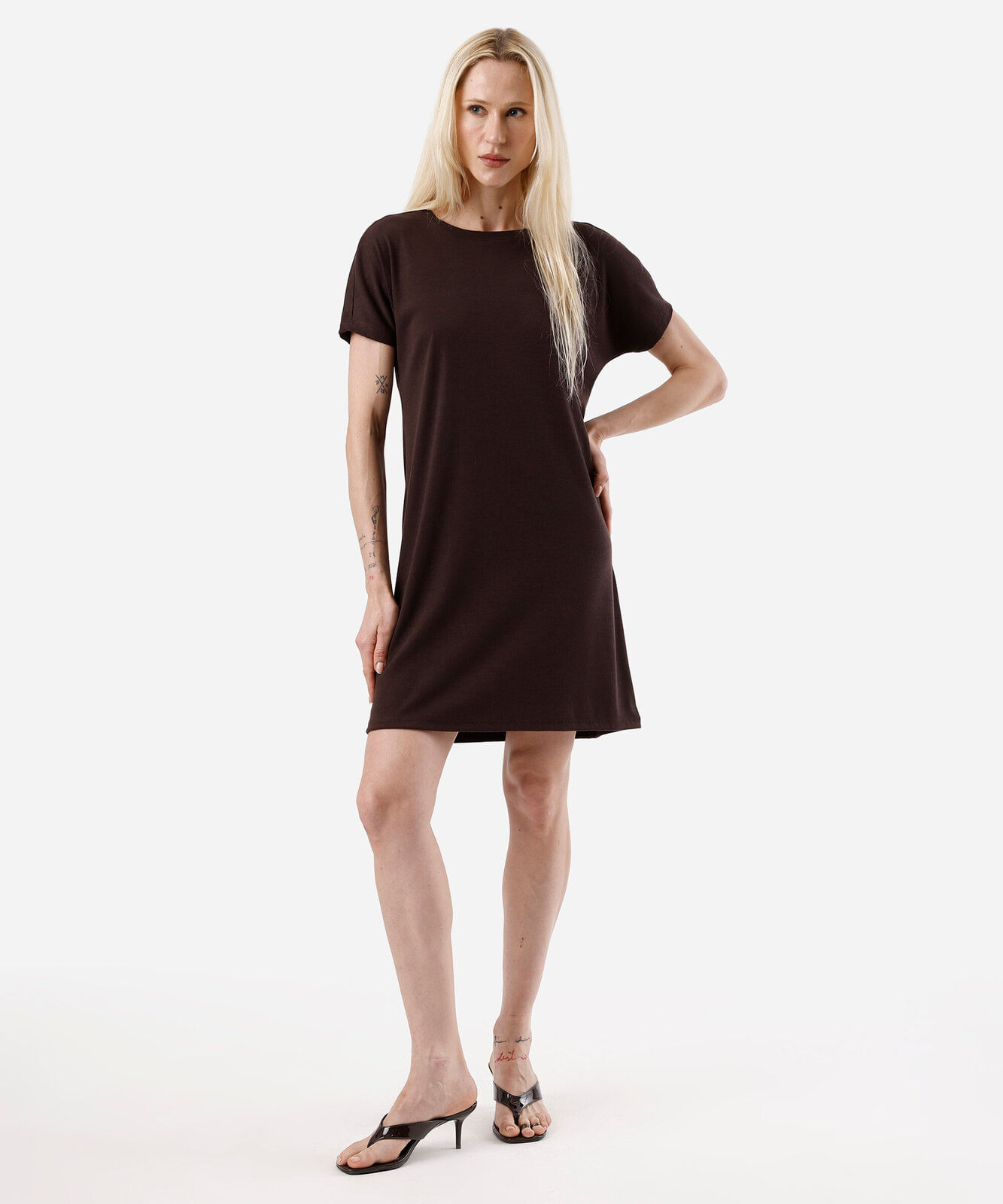 vestido curto feminino com viscose canelado marrom