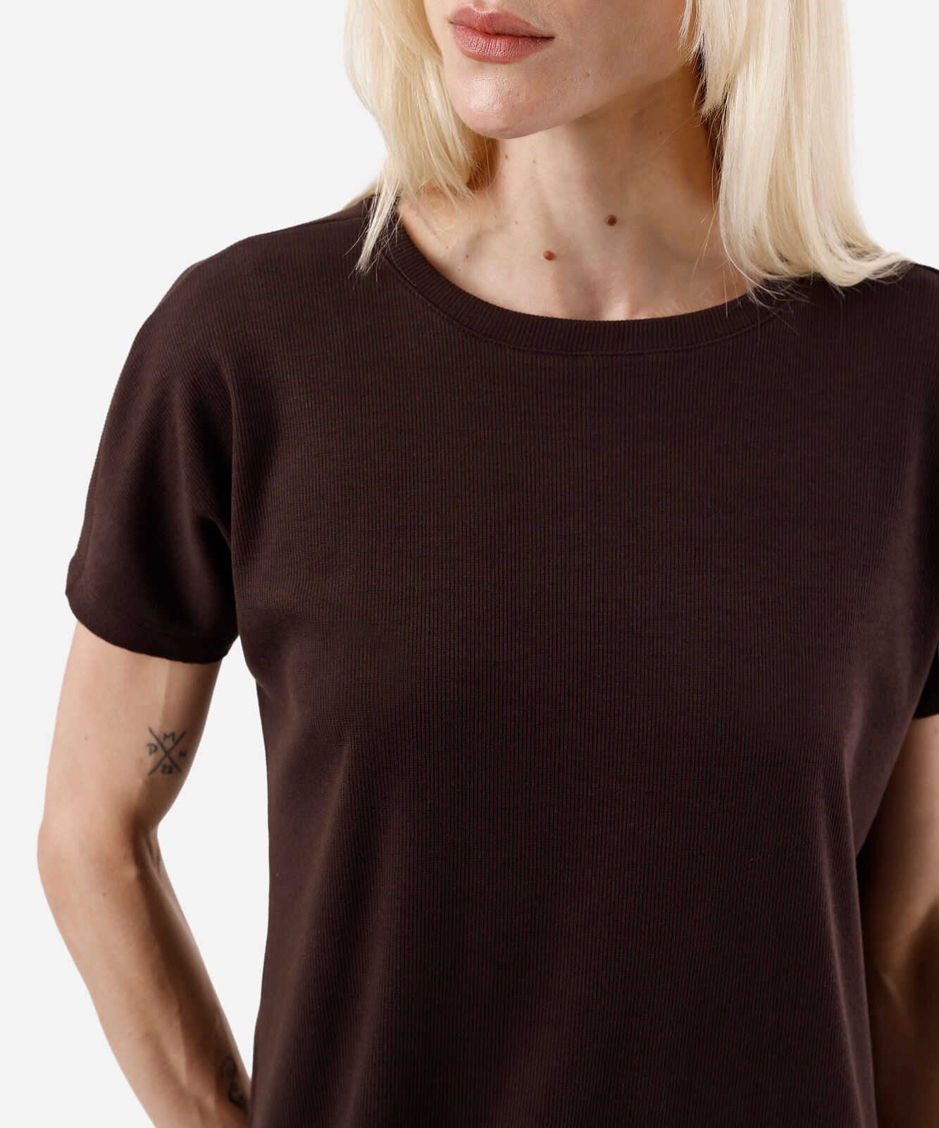 vestido curto feminino com viscose canelado marrom
