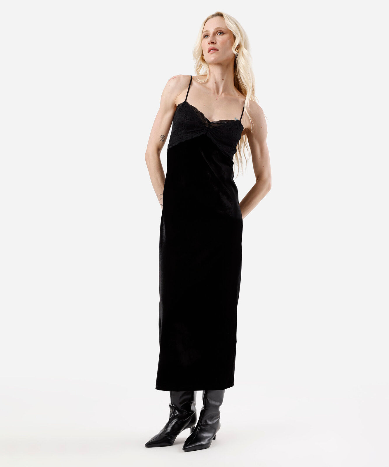 vestido midi alça fina feminino de veludo com renda preto