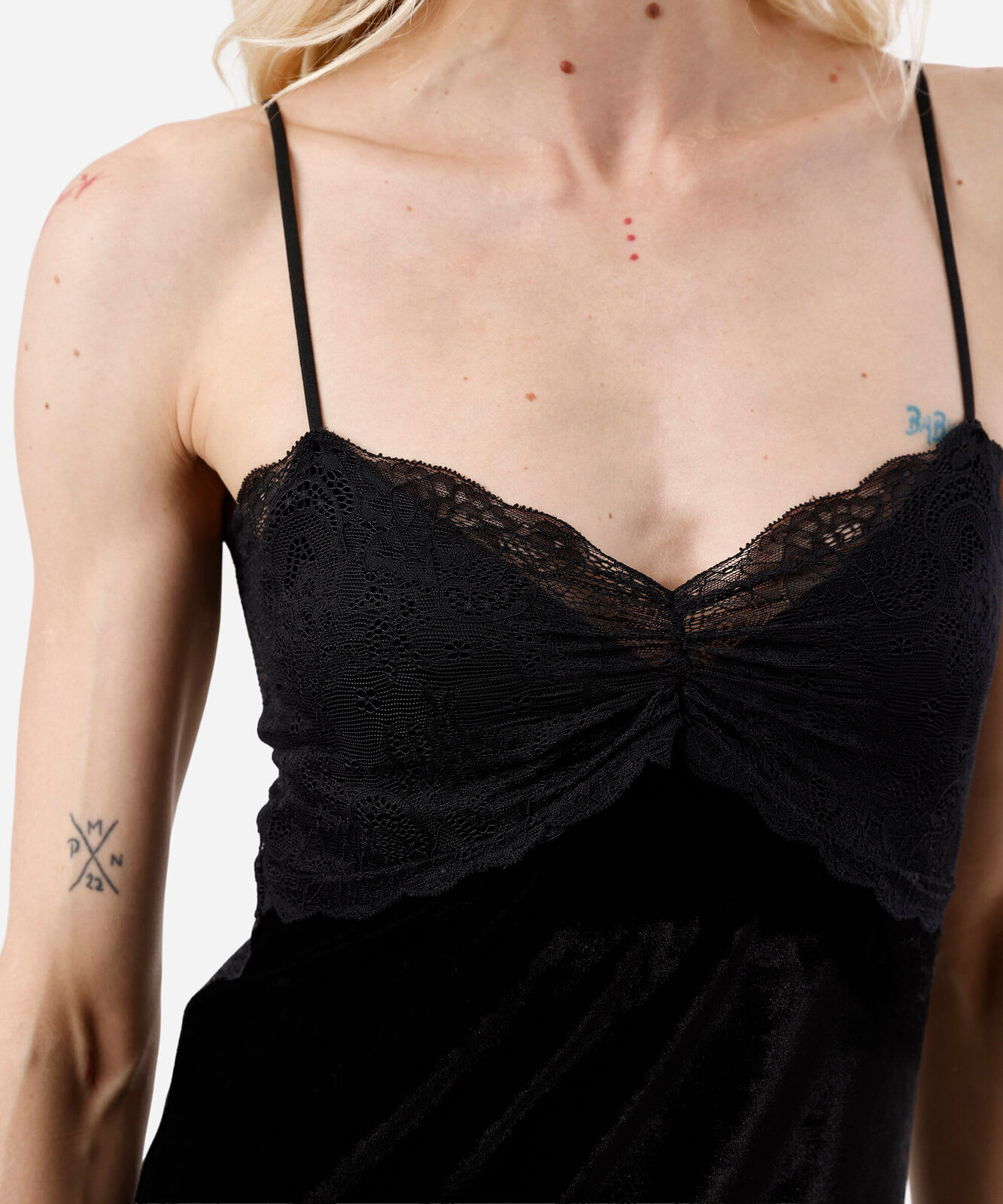 vestido midi alça fina feminino de veludo com renda preto