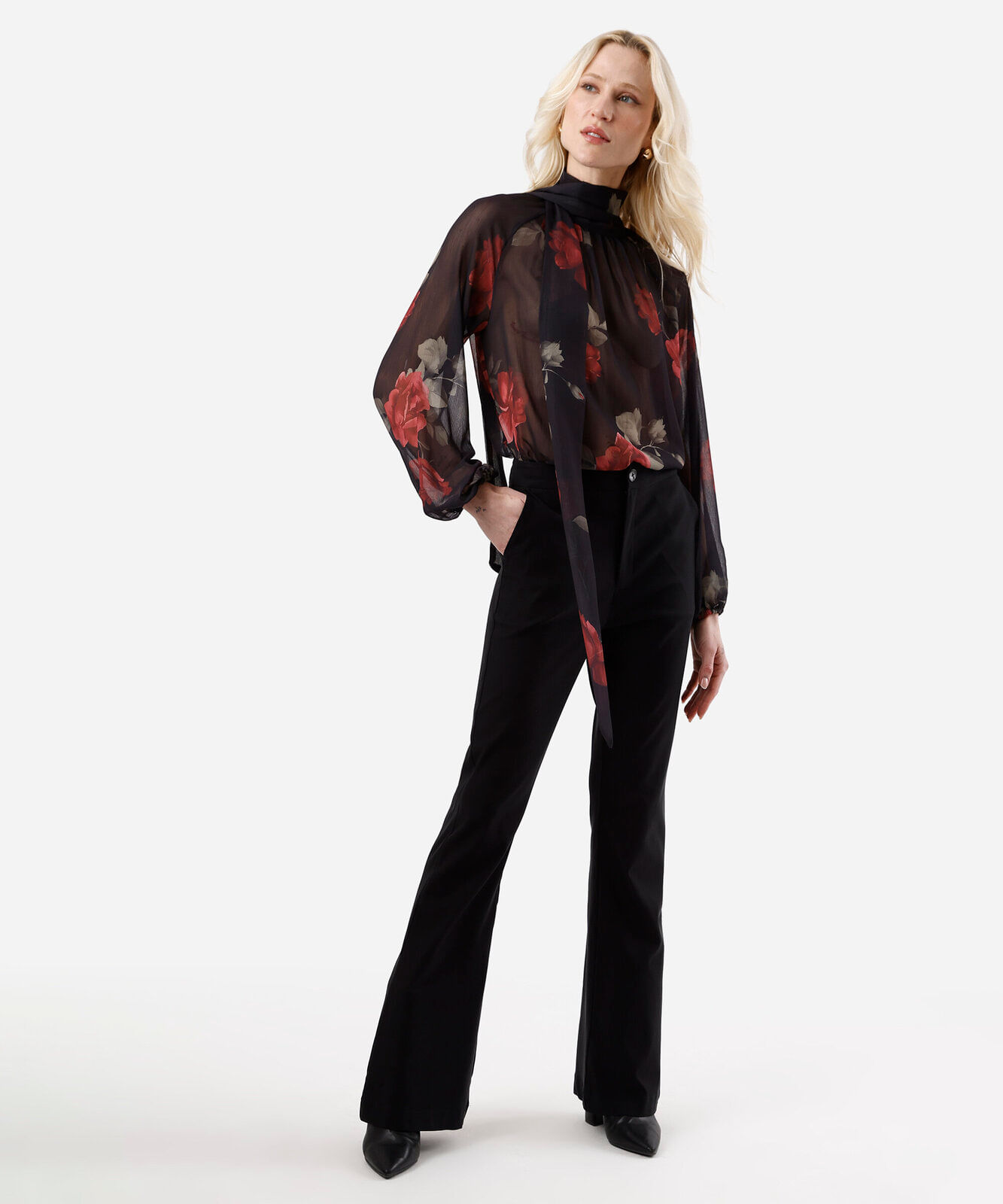 blusa feminina gola alta com amarração floral preta