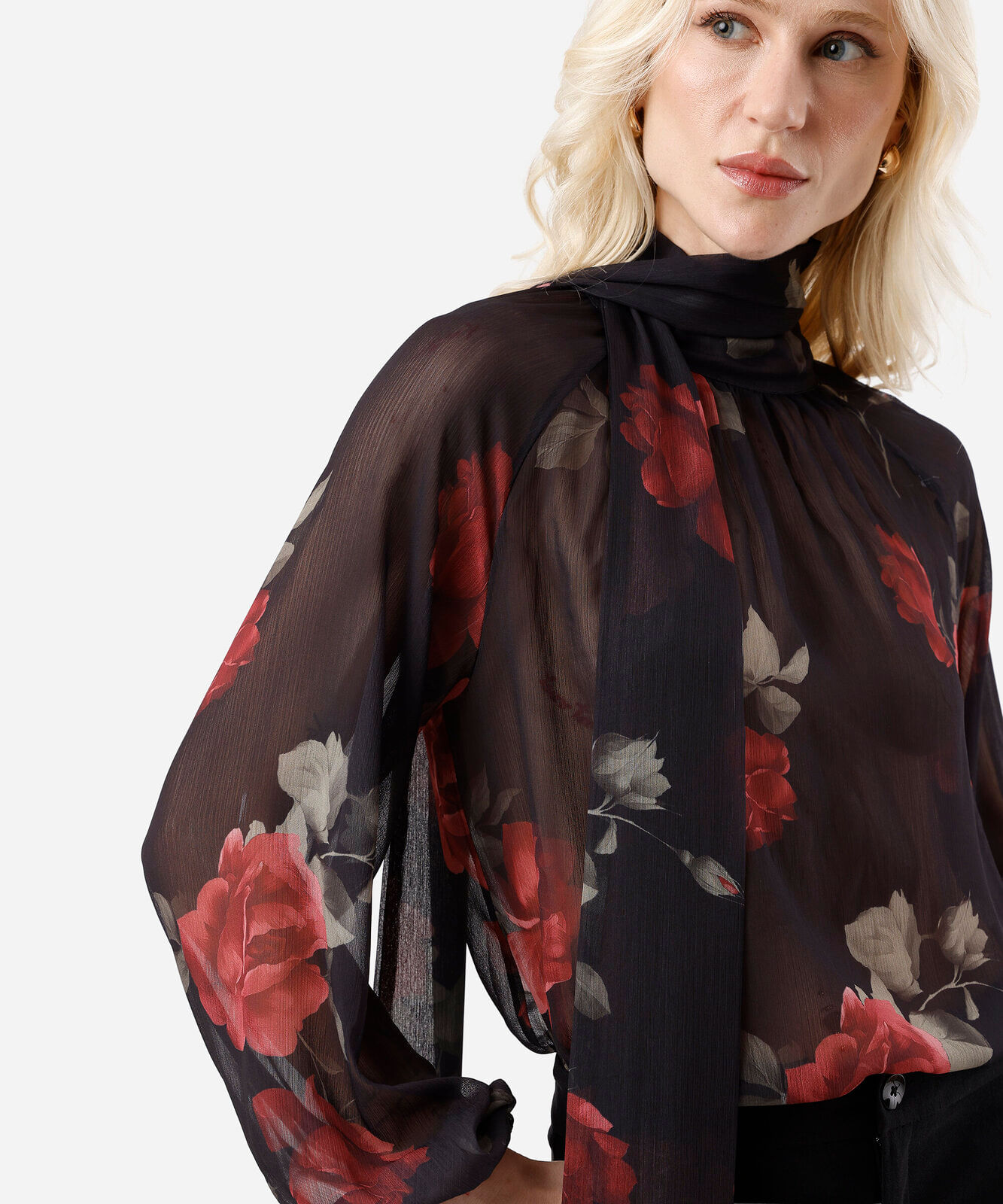 blusa feminina gola alta com amarração floral preta