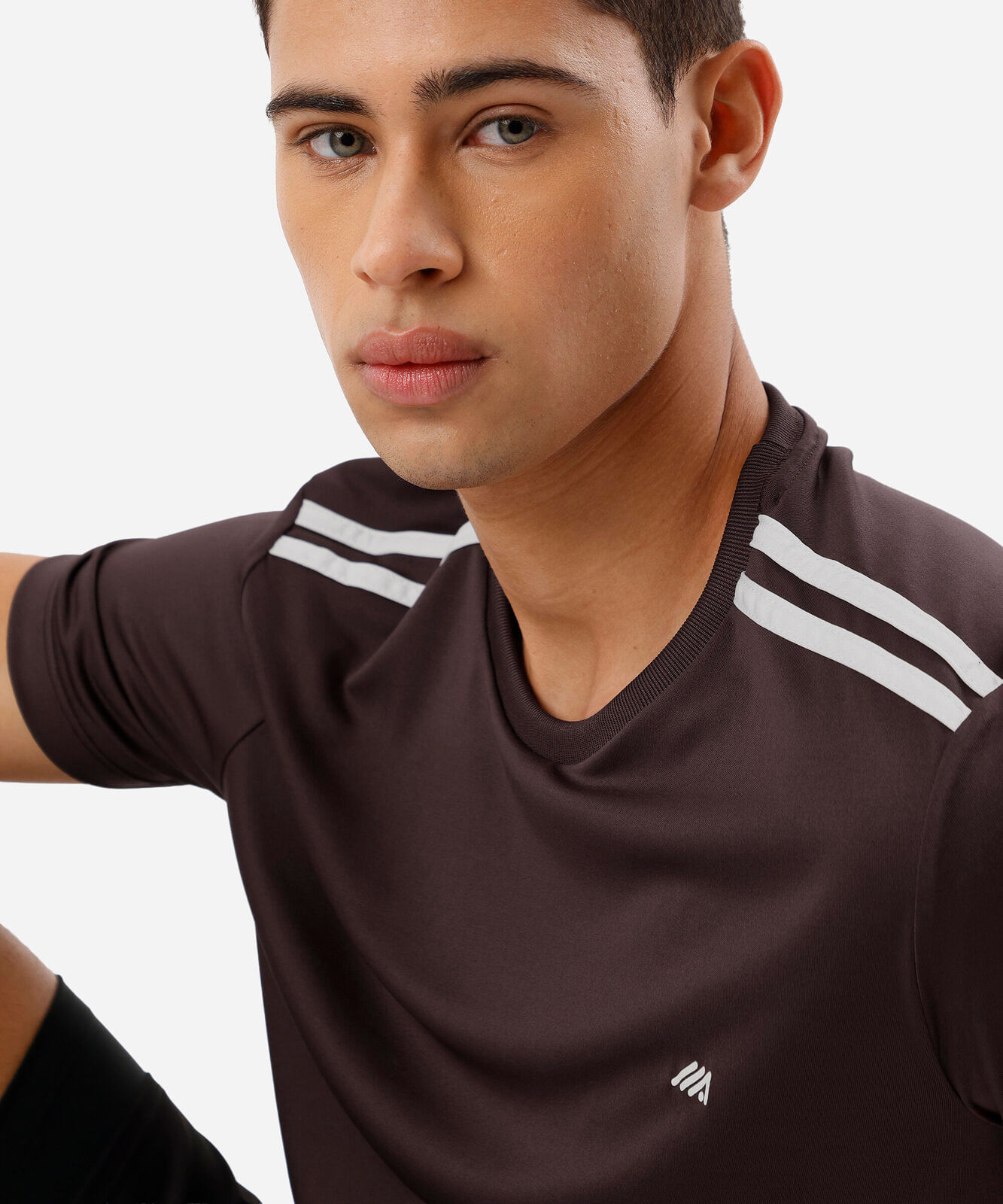 camiseta masculina esportiva com listras vinho
