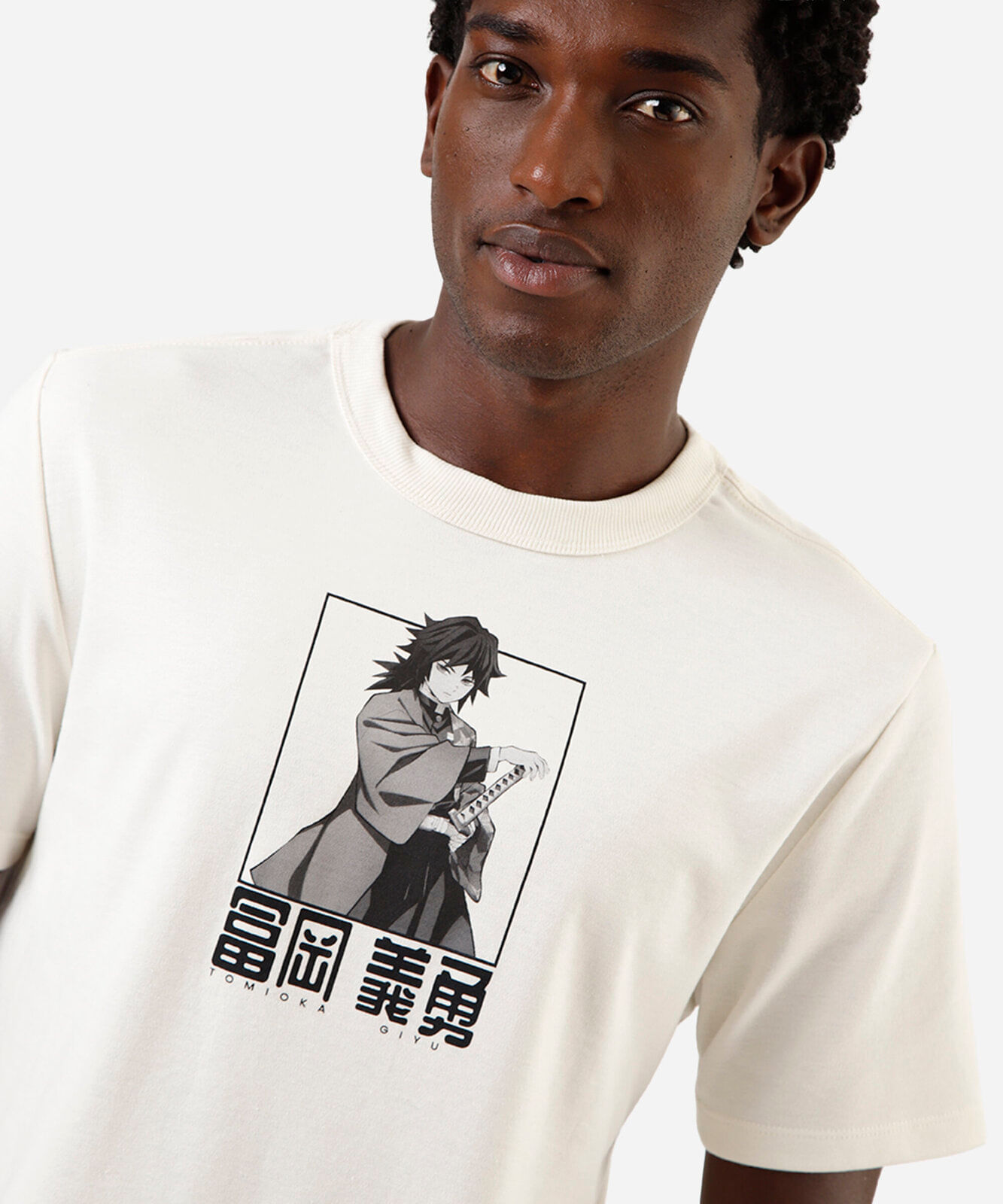 camiseta masculina estampada demon slayer bege