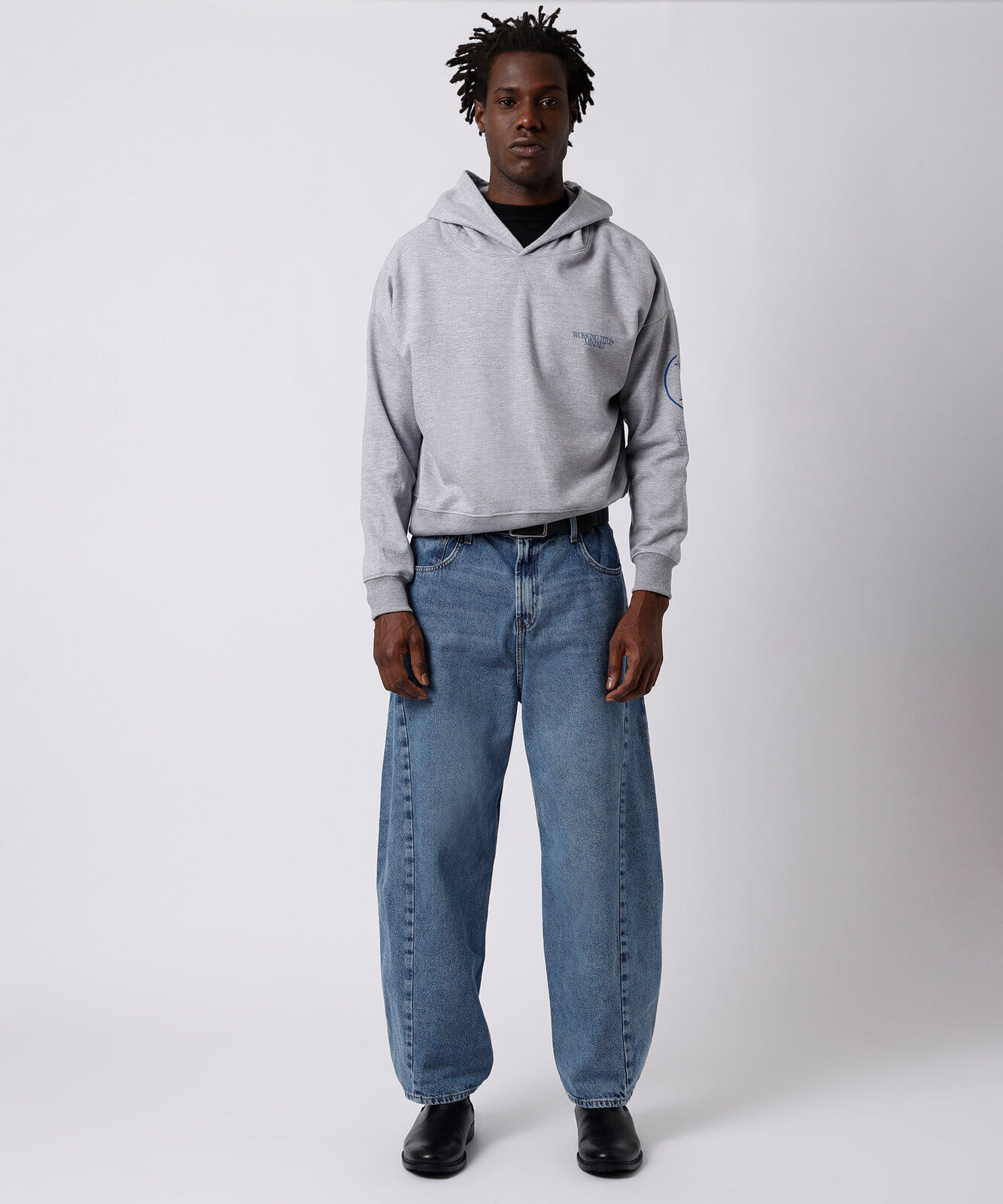calça barrel unissex jeans com recortes mindset working title azul