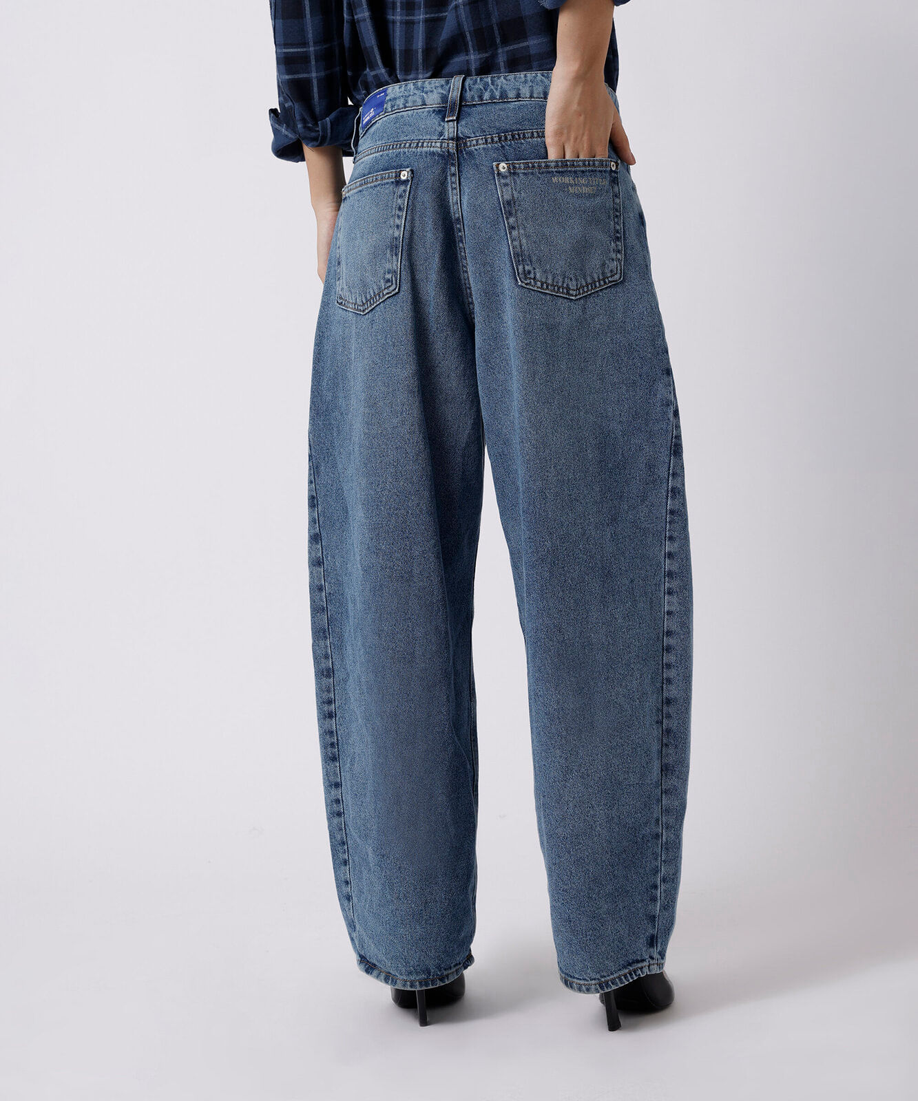 calça barrel unissex jeans com recortes mindset working title azul