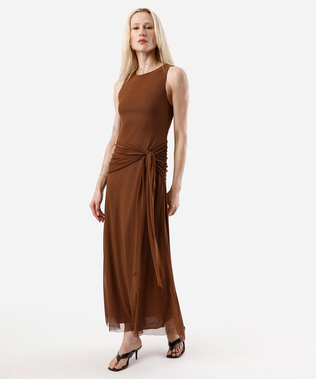 vestido longo feminino de tule com amarração marrom