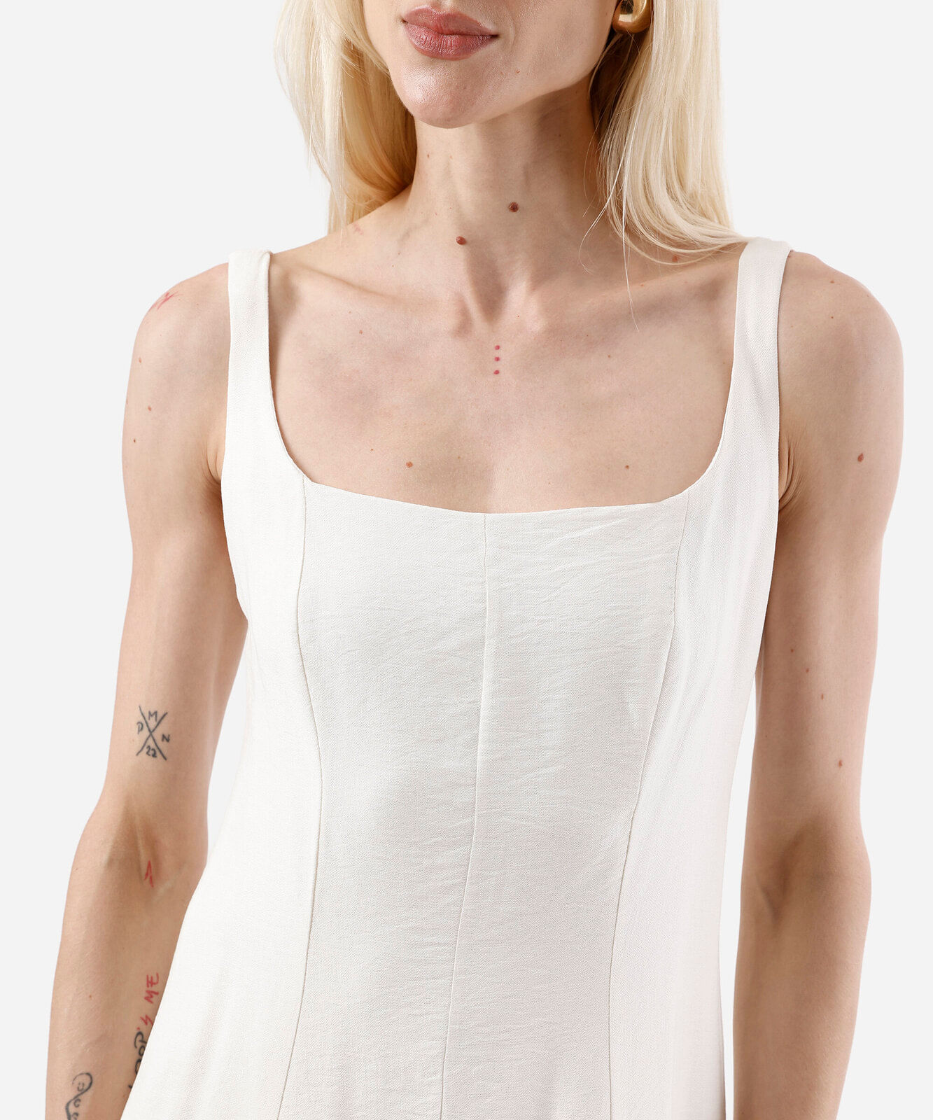 vestido midi evasê feminino com viscose e recortes off white