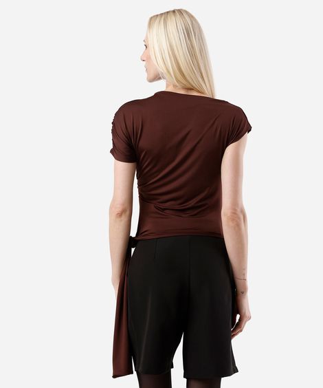blusa feminina assimétrica com amarração franzida marrom