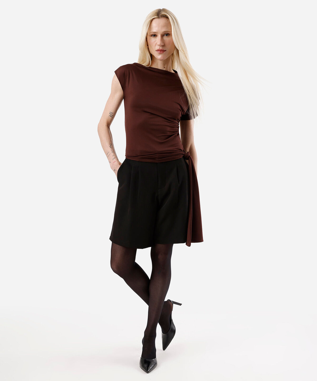 blusa feminina assimétrica com amarração franzida marrom