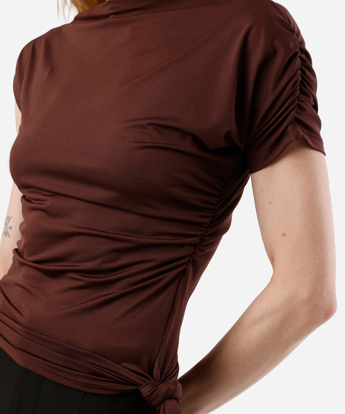 blusa feminina assimétrica com amarração franzida marrom