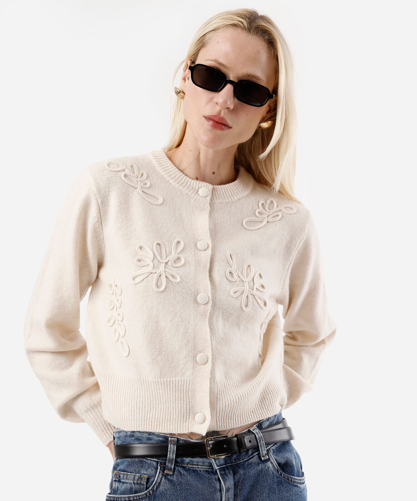 cardigan feminino de tricot com bordados bege