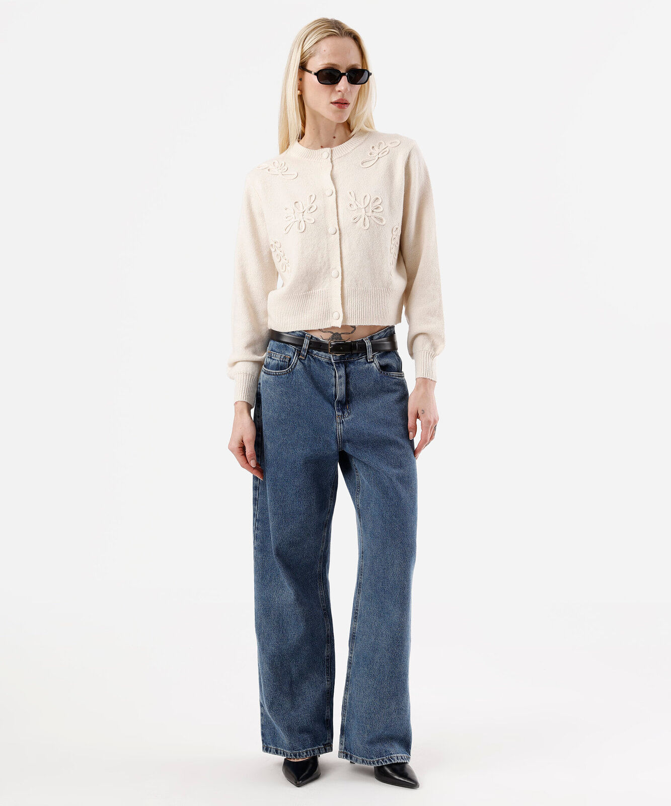 cardigan feminino de tricot com bordados bege