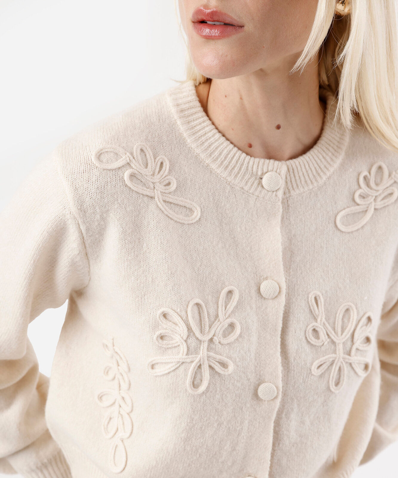 cardigan feminino de tricot com bordados bege