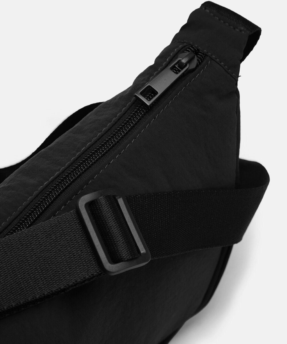 bolsa meia lua preta
