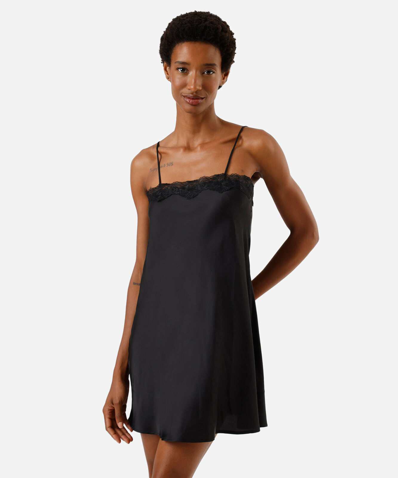 camisola alça fina feminina com renda acetinada preta