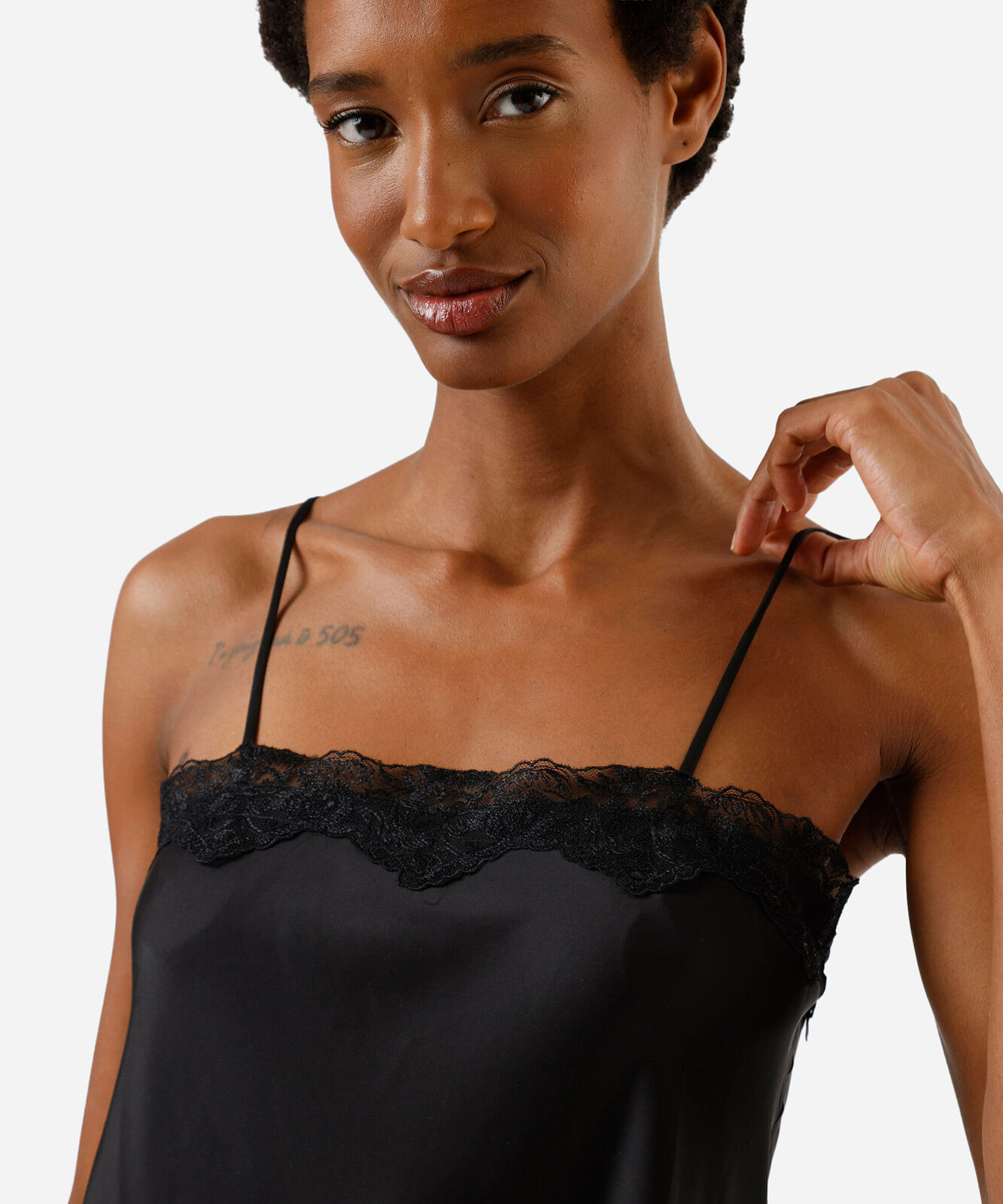 camisola alça fina feminina com renda acetinada preta