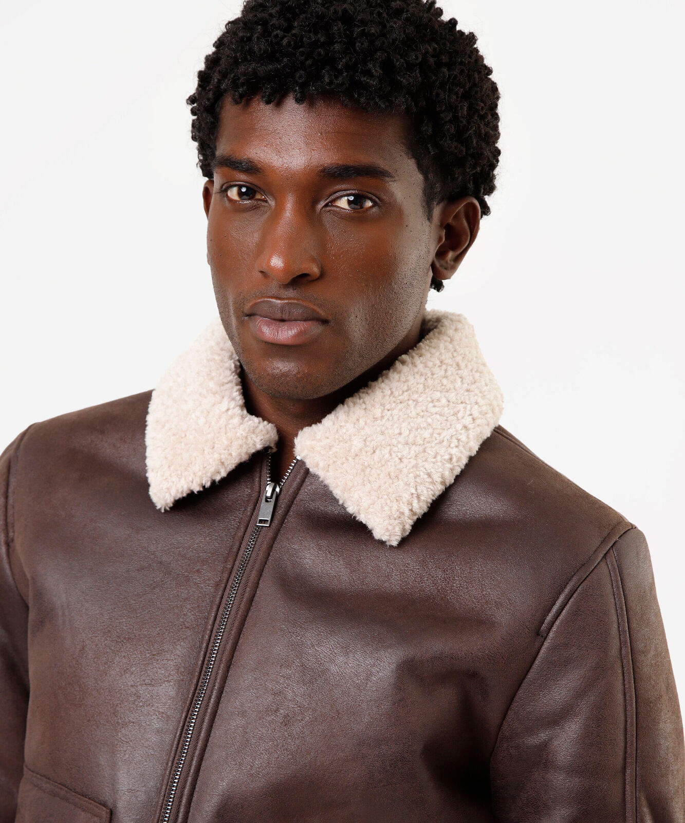 jaqueta bomber masculina de pu com gola em sherpa marrom