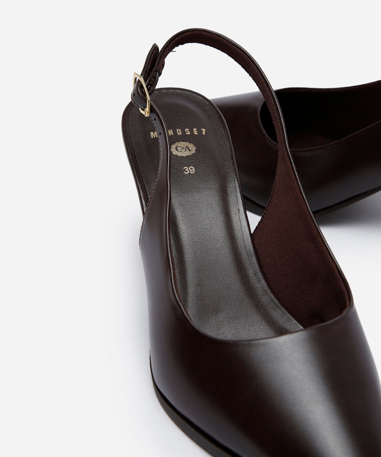 scarpin slingback salto fino com fivela marrom