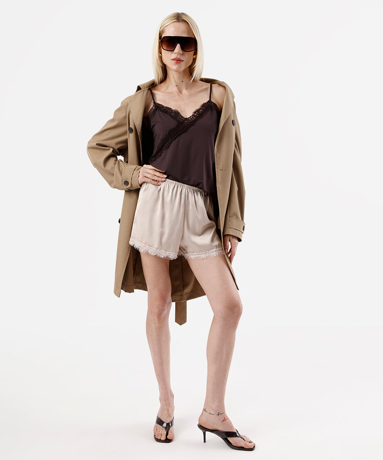 blusa assimétrica feminina com renda marrom