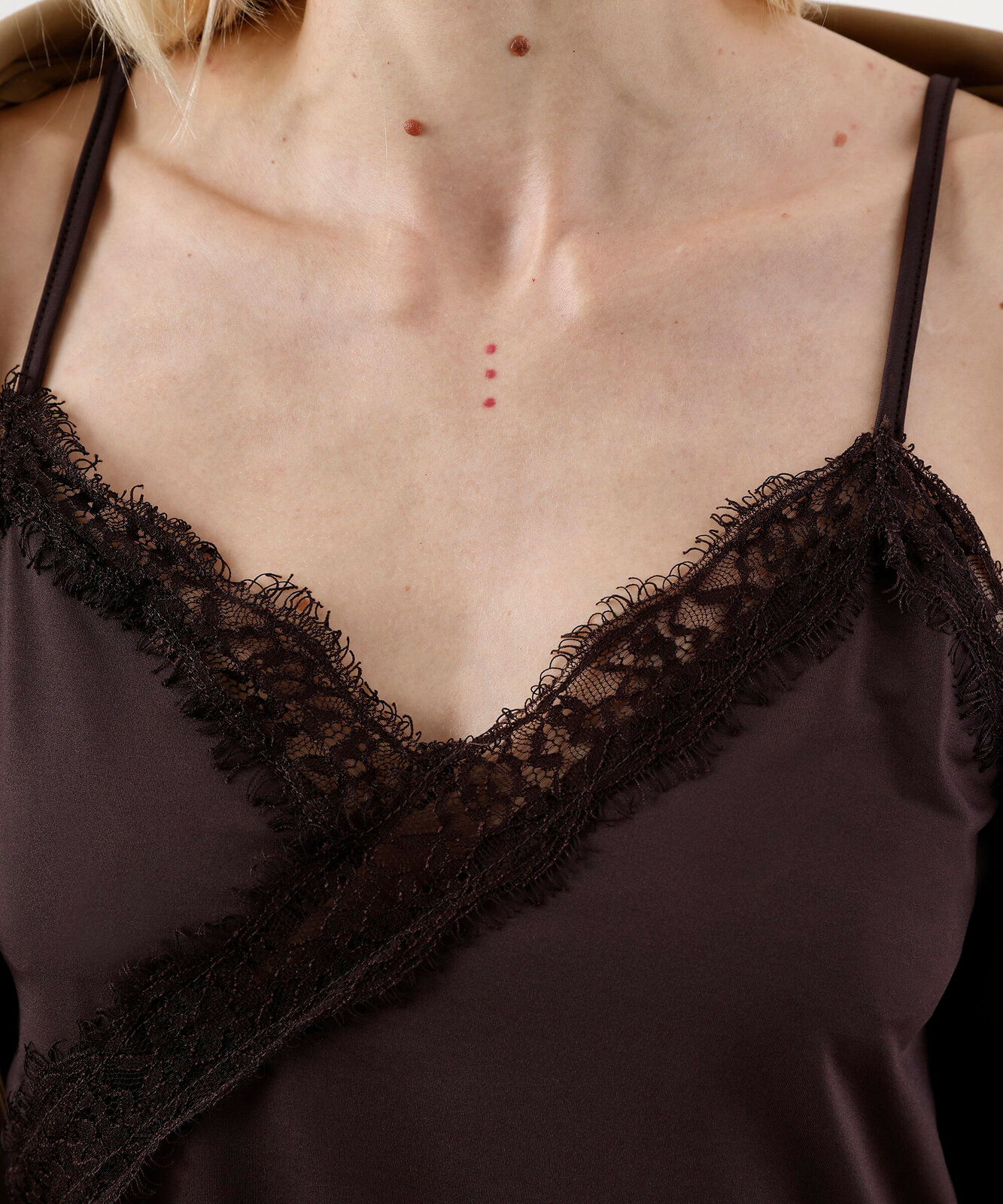blusa assimétrica feminina com renda marrom