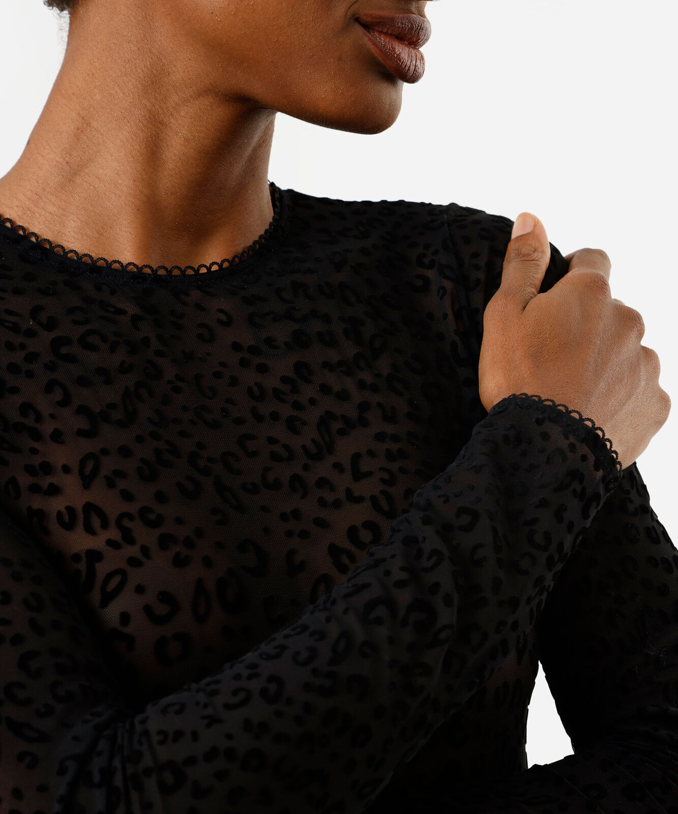body feminino de tule manga longa animal print preto