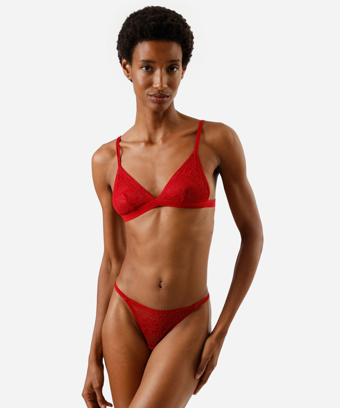 conjunto de calcinha e sutiã de renda com máscara de cetim vermelho